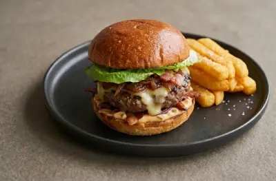 Le Burger de Bœuf Maturé au Kamado, Comté 18 mois et Frites au Bicarbonate