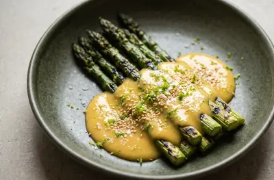Asperges Vertes Grillées au Kamado, Sabayon Umami au Miso Blanc